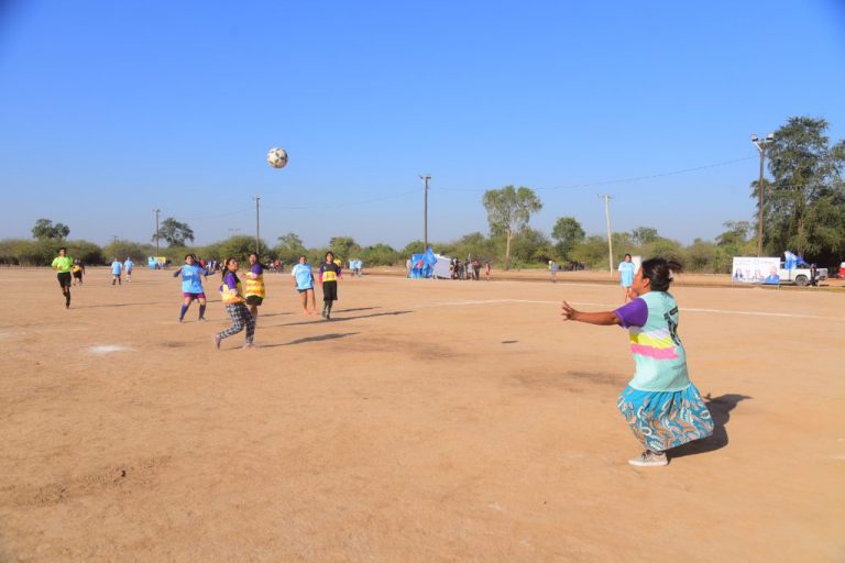 en-el-oeste,-comunidades-originarias-mantienen-viva-su-tradicion-y-juegan-al-futbol-en-polleras