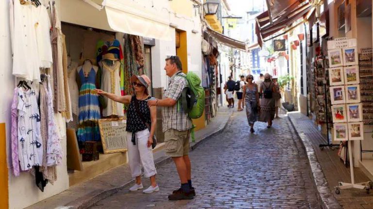 las-tiendas-de-la-juderia-sobreviven-al-duro-verano-cordobes