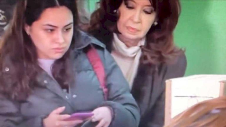 de-cristina-kirchner-espiando-el-celular-de-una-votante-a-las-patadas-para-abrir-un-cuarto-oscuro:-las-perlitas-de-las-elecciones-paso-2023