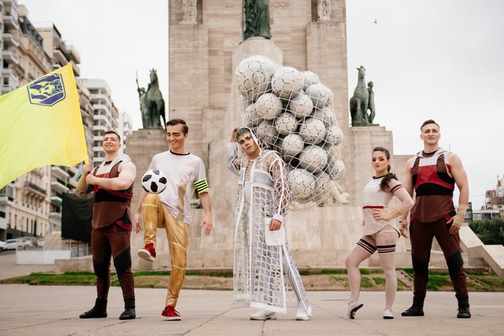 el-cirque-du-soleil-le-rindio-tributo-a-messi-en-rosario,-su-ciudad-natal