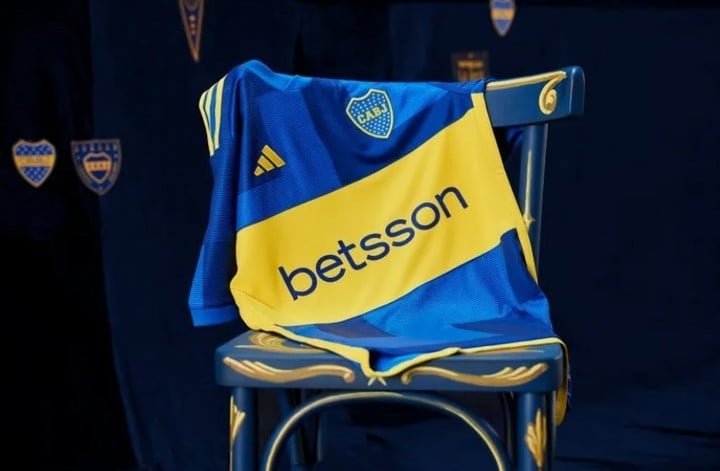 boca-presento-su-nueva-camiseta-en-homenaje-a-caminito,-con-valentin-barco-y-otras-figuras-como-protagonistas