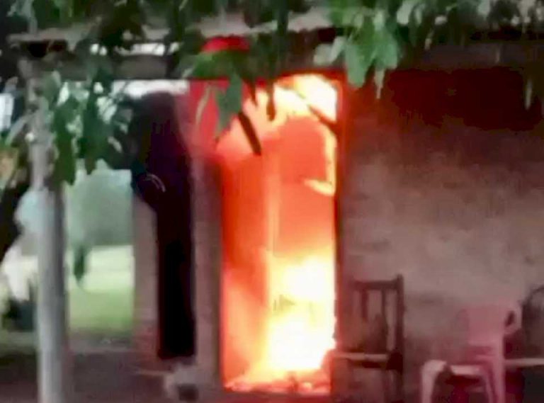 se-incendio-su-casa-y-murio-calcinado-(video)