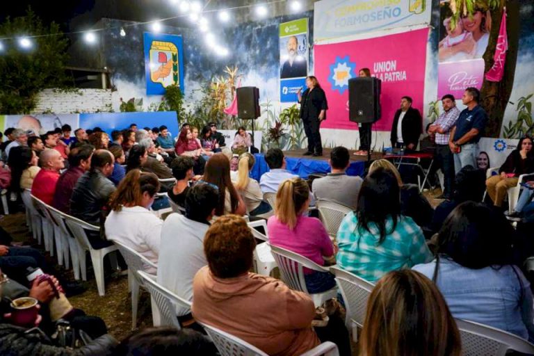 los-candidatos-de-union-por-la-patria-en-el-patio-cultural-peronista