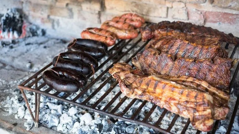 estaban-por-cocinar-un-asado-y-la-visita-inesperada-del-ladron-menos-pensado-casi-les-arruina-la-comida