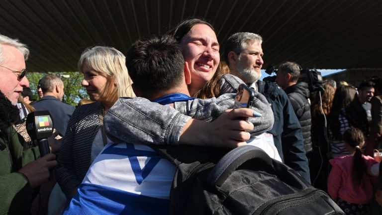 emotivo-reencuentro-de-los-argentinos-evacuados-de-israel-con-sus-familias