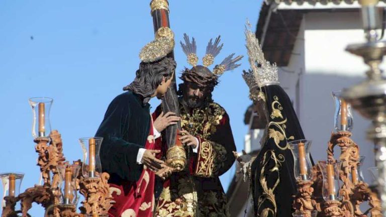 la-hermandad-del-buen-suceso-visita-la-catedral-para-celebrar-su-cincuentenerario