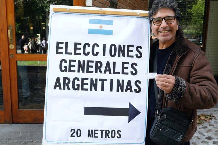 camisetas-de-la-seleccion,-mate-y-filas-para-votar-en-madrid,-donde-se-espera-que-la-participacion-supere-las-cifras-de-2019