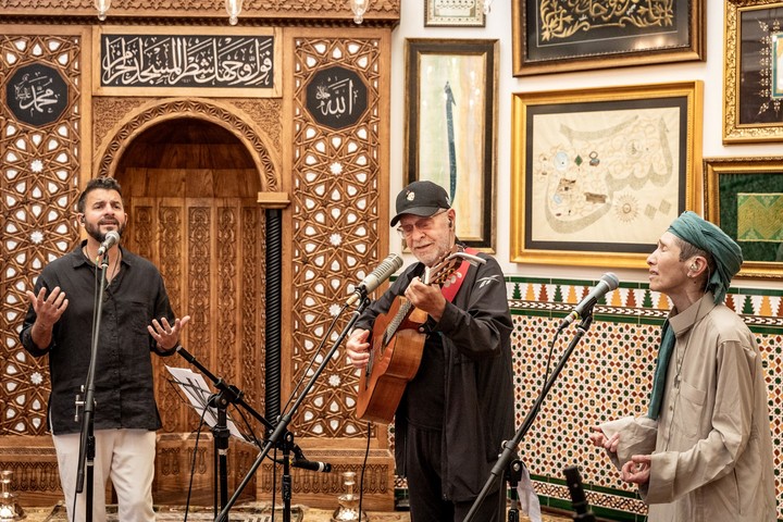 que-cancion-grabo-leon-gieco-en-una-mezquita-de-colegiales-para-pedir-la-paz-en-medio-oriente