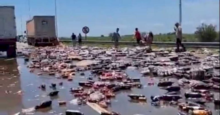 un-camion-que-transportaba-gaseosas-volco-en-una-ruta-de-santa-fe:-cientos-de-botellas-quedaron-tiradas-sobre-el-asfalto