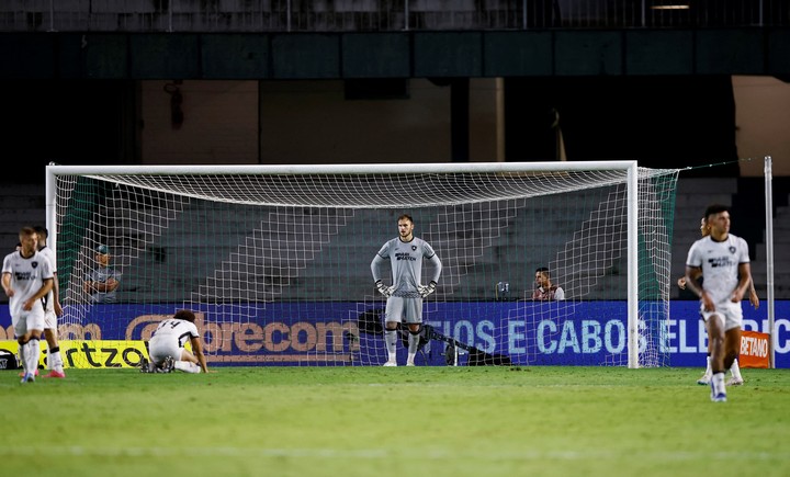 locura-en-el-brasileirao:-botafogo-festejaba-por-un-gol-agonico-pero-le-empataron-sacando-del-medio