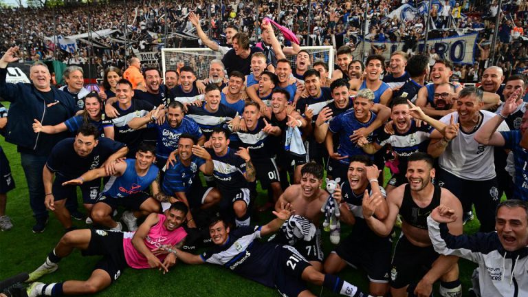 dramatico:-gimnasia-gano,-se-queda-en-la-a-y-colon-descendio-a-primera-nacional