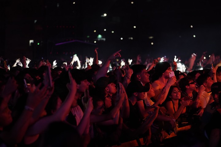 duki-en-river:-la-cancha,-repleta,-vibra-a-la-espera-de-su-show,-en-una-noche-historica-para-la-musica-urbana