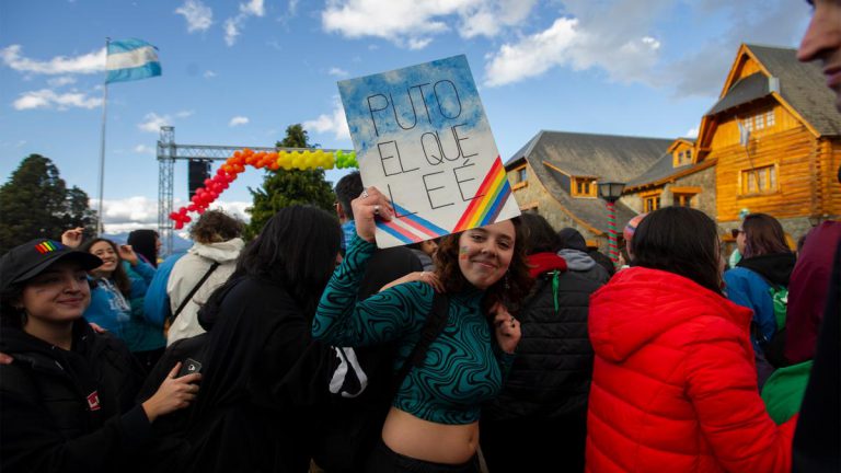 marcha-del-orgullo-por-las-calles-de-bariloche-en-defensa-de-los-derechos-conquistados