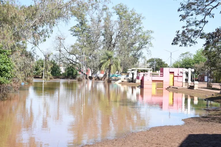 concordia:-mas-de-400-familias-fueron-evacuadas-por-las-intensas-lluvias-y-la-crecida-del-rio-uruguay