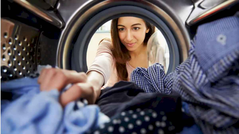 cual-es-la-forma-correcta-de-meter-la-ropa-en-el-lavarropas-para-no-danarla-y-asegurar-su-durabilidad