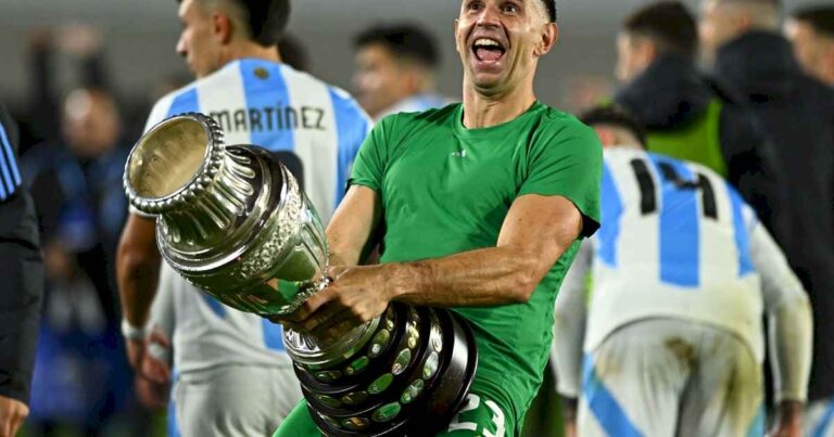 ‘dibu’-martinez-renueva-los-objetivos-y-reabre-un-debate-que-parecia-zanjado:-«queremos-ser-la-mejor-seleccion-argentina-de-la-historia»