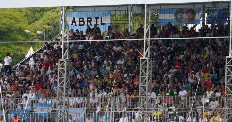 los-hinchas-argentinos-le-pusieron-color-a-las-tribunas-en-interlagos-y-llegaron-desde-todos-los-puntos-del-pais-para-alentar-a-franco-colapinto