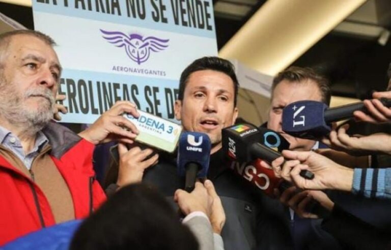 Aerolíneas acordó un aumento salarial del 16% y cerró el conflicto con los gremios