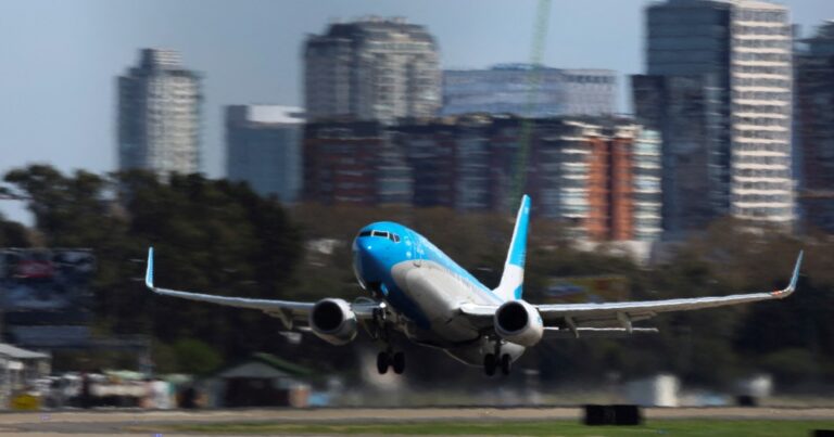 Aerolíneas Argentinas lanza promociones tras resolver conflicto gremial: hasta en cuántas cuotas se pueden pagar los pasajes