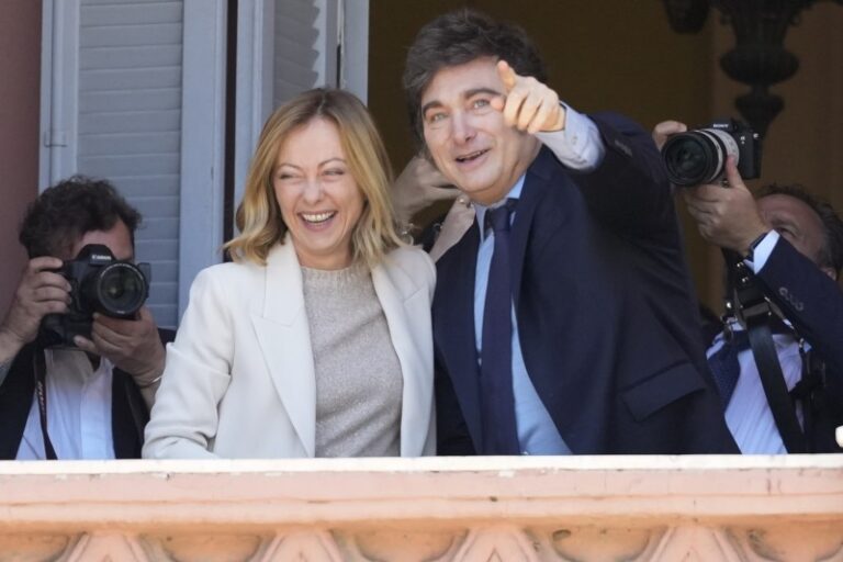 Milei ratificó la buena sintonía con Meloni y la hizo saludar en el balcón