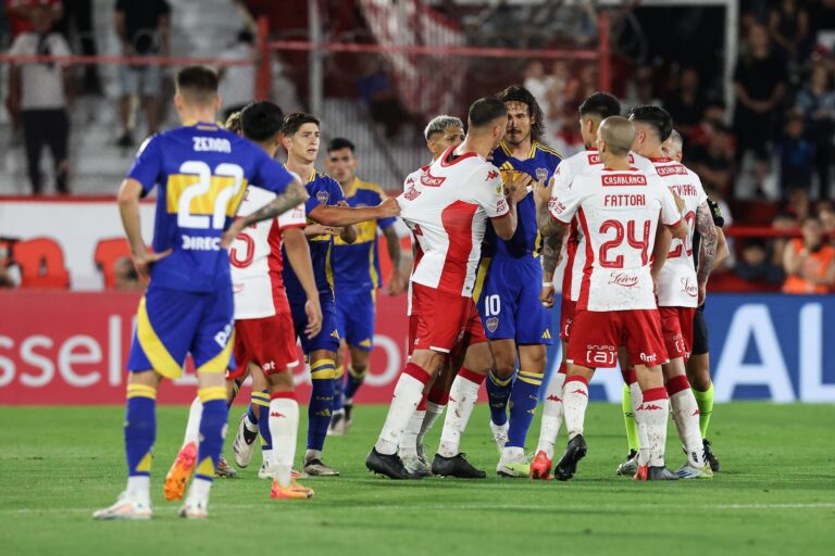 Huracán no pudo contra Boca, en una noche caliente que tuvo de todo, menos buen fútbol