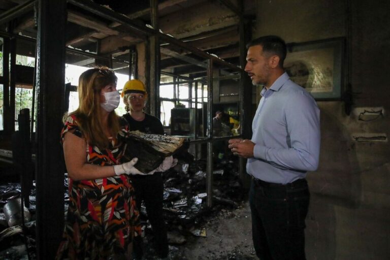 Incendio en el Colegio Piedrabuena: Julián Álvarez recorrió la institución para relevar los daños y coordinar las acciones de reparación