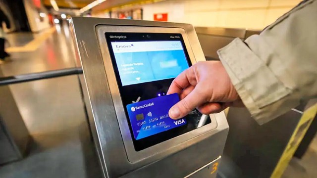 Pagar el subte con el celular permite ahorrar hasta un 65% y un tope de $300.000 al mes