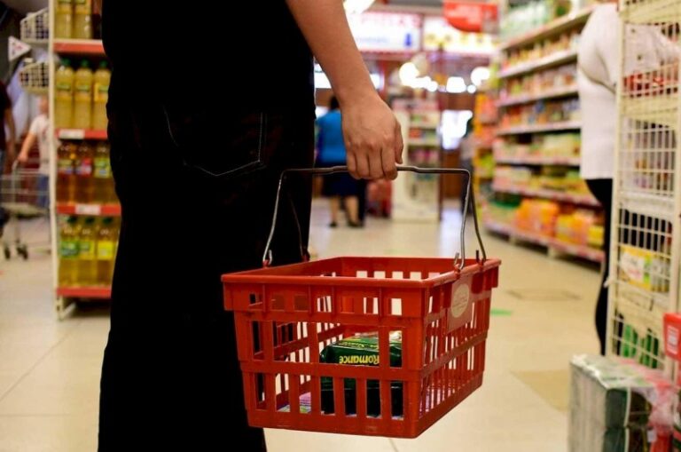 INDEC: las ventas en supermercados cayeron un 17,8% en octubre