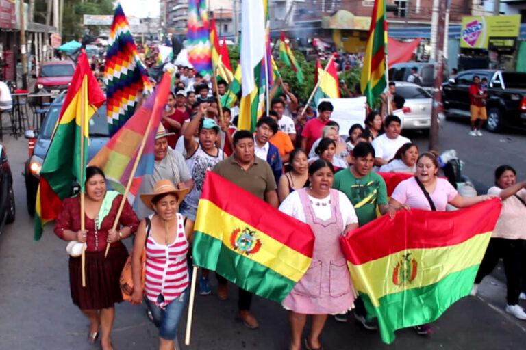 6 de cada 10 bolivianos se irían del país en 2025 si tuvieran la oportunidad
