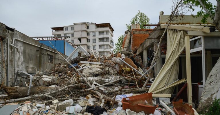 Más de 16 años de cárcel para un exalcalde del AKP por la muerte de 26 personas en el seísmo de 2023 en Turquía