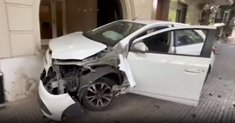 Palermo: manejaba alcoholizado, chocó a dos autos y terminó incrustado en un edificio de avenida Libertador