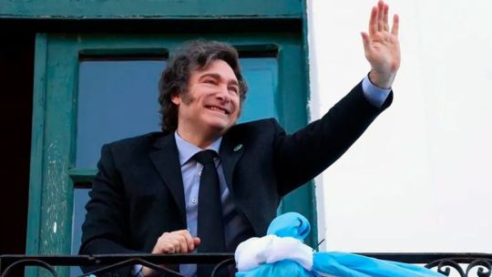 Javier Milei celebra en la Rural mientras prepara su discurso en cadena nacional
