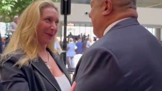 Chiqui Tapia y Karina Milei se saludaron en evento de CONMEBOL por el Mundial 2030