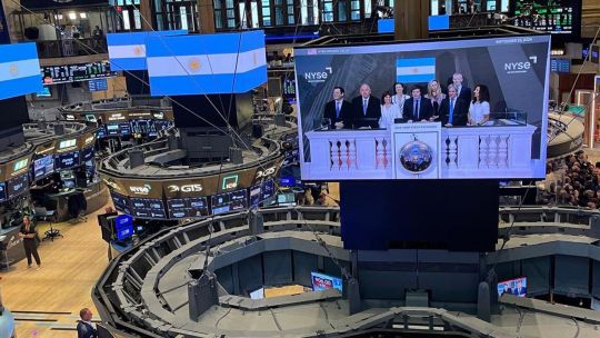 Las acciones argentinas trepan hasta 17% y el riesgo país perforó los 700 puntos