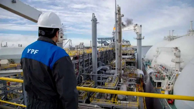 Inminente acuerdo entre YPF y Shell para potenciar Vaca Muerta, tras la salida de Petronas