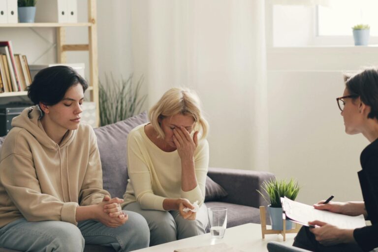 Qué significa no poder sostener la mirada al conversar con otra persona, según la psicología