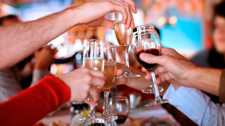 Brindis de Año Nuevo: cuántas calorías tienen las bebidas