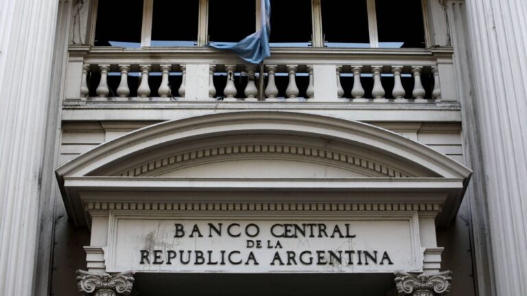 Cuantas entidades internacionales participan en el préstamo que tomó el Banco Central