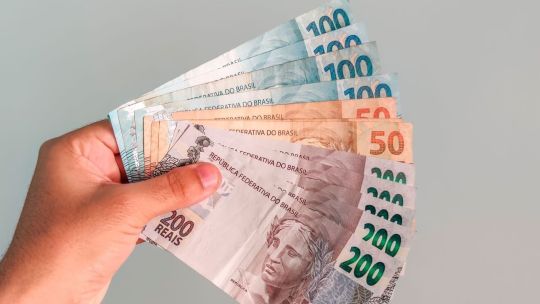 El real blue cerró a $188,75 para la compra y $208,75 para la venta este miércoles 8 de enero 2025