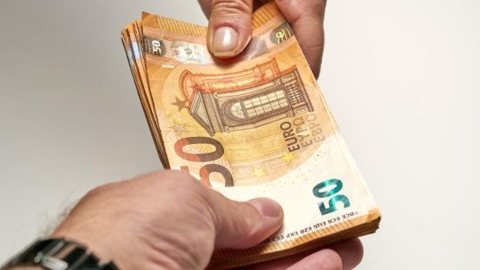 El euro blue cerró a $1241 para la compra y $1262 para la venta este viernes 10 de enero de 2025