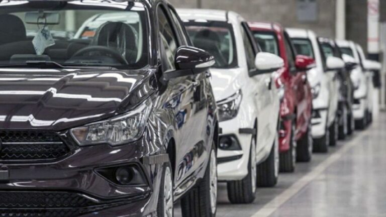 El truco casero para limpiar las ópticas del auto de manera sencilla