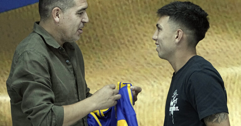 El paternal gesto de Riquelme con Alan Velasco durante su presentación en Boca
