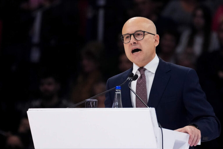 Renunció el primer ministro de Serbia en medio de grandes manifestaciones