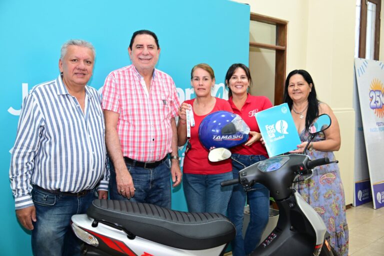 El intendente Jofré entregó motocicleta a ganadora del sorteo de la Carrera de Mozos y Camareras