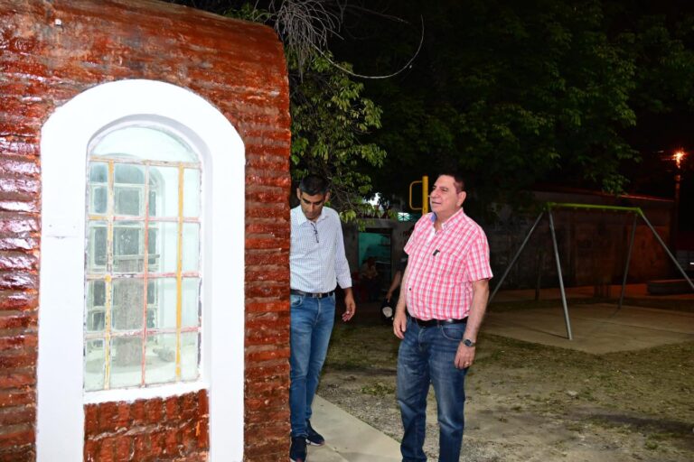 El Intendente visitó la obra de la plaza y playón del barrio Fontana que está en su tramo final