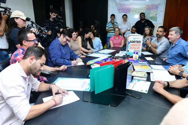 Canasta Escolar Vuelta a Clases 2025: comerciantes y el Gobierno firmaron el acuerdo
