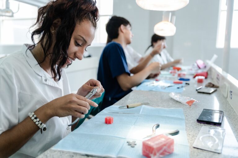 Invitan a inscribirse en la carrera de Técnico en Prótesis Dental