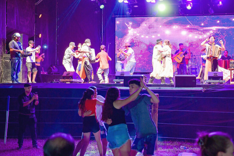 El vicegobernador Solís acompañó el festival aniversario de El Colorado