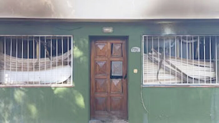 Buscan a un policía de Misiones acusado de atacar a una mujer e incendiar su casa