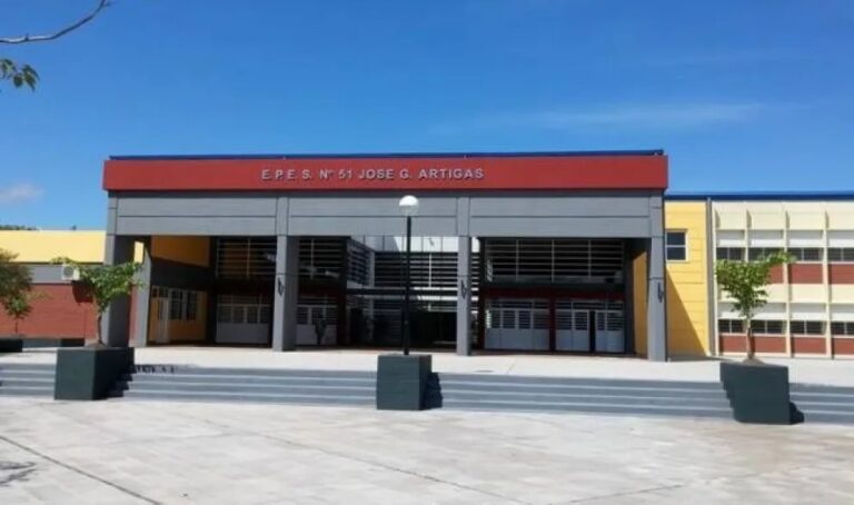 Malestar de padres del colegio Comercio por el cobro de inscripciones encubiertas